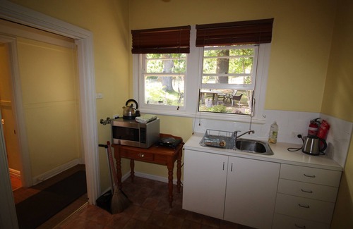 Olinda Bed & Breakfast | 2 bedroomed self cont budget fam suite, real wood fire central heating/air con