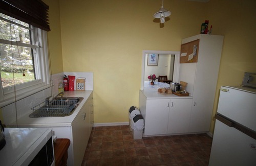 Olinda Bed & Breakfast | 2 bedroomed self cont budget fam suite, real wood fire central heating/air con