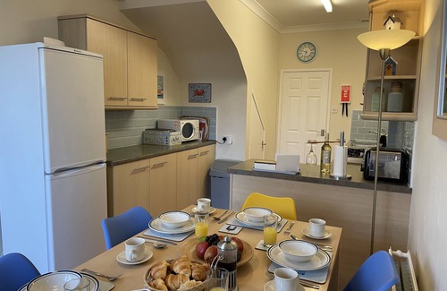 Roundham House | 2 bedroomed town house, 2 mins walk from Goodrington Beach, sleeps 4.