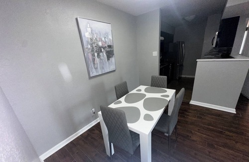 Midland Apartment | 🏡 2 bedrooms, 1 bathroom 🛁 cozy, modern apartment. With sofa bed 🛋️n