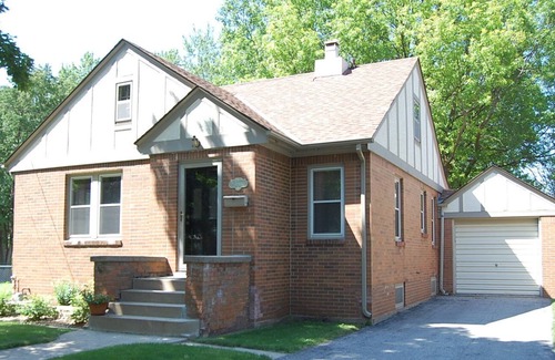 Mason City House | 2 bedrooms, 2 bath, fenced in yard and a single stall garage.