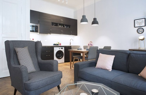 Prague 2 House | 2 bedrooms & 2 Bathroom in Center, 2 min to Metro