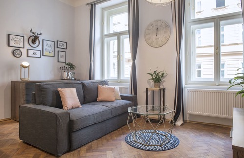 Prague 2 House | 2 bedrooms & 2 Bathroom in Center, 2 min to Metro