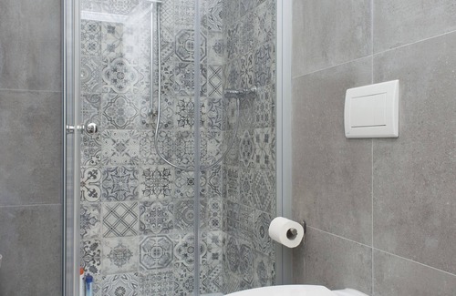 Prague 2 House | 2 bedrooms & 2 Bathroom in Center, 2 min to Metro