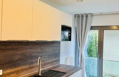 Neudorf-Weimershof Apartment | 2 Bedrooms Flat in Center with Parking