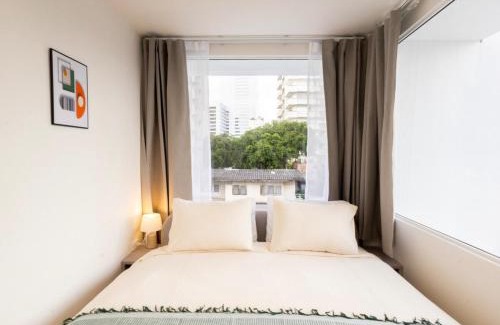 Thung Maha Mek Apartment | 2 Bedrooms for 4 Guests with Terrace in the Heart of Sathorn