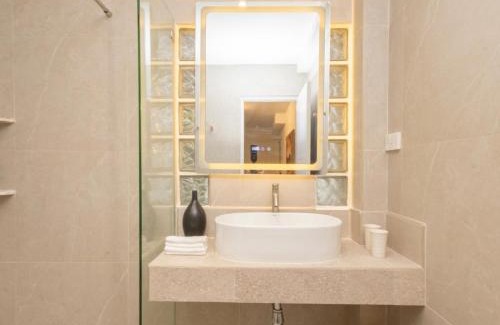 Thung Maha Mek Apartment | 2 Bedrooms for 4 Guests with Terrace in the Heart of Sathorn