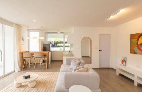 Thung Maha Mek Apartment | 2 Bedrooms for 4 Guests with Terrace in the Heart of Sathorn