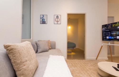 Thung Maha Mek Apartment | 2 Bedrooms for 4 Guests with Kitchen at Heart of Sathorn