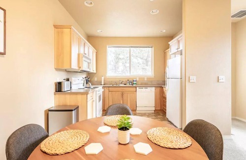Southern Crossing House | 2 Bedrooms Home Retreat Old Mill Bend Near Downtown