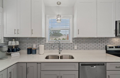 Warrington Cottage | 2 bedrooms - King bed - close to beaches - beautiful deck with outdoor seating.