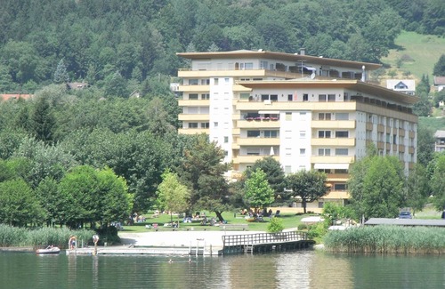 Bodensdorf Apartment | 2 bedrooms, lake view, indoor swimming pool, private beach and parking lot.