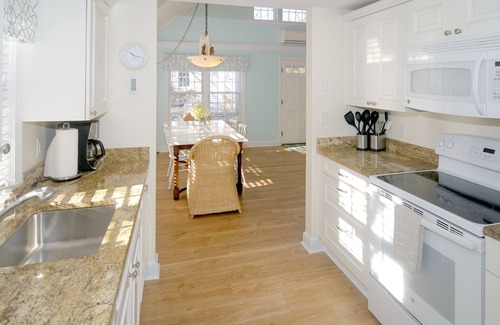 Nantucket Town Cottage | 2 Bedrooms + Loft - sleeps 6 in beds but max 4 adults- 5 Blocks to Town