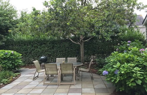 Nantucket Town Cottage | 2 Bedrooms + Loft - sleeps 6 in beds but max 4 adults- 5 Blocks to Town