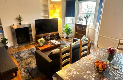 Earl's Court Apartment | 2 Bedrooms Plus Spacious Lounge Delightful Apartments by Kensington & Chelsea Desirable Locations SW