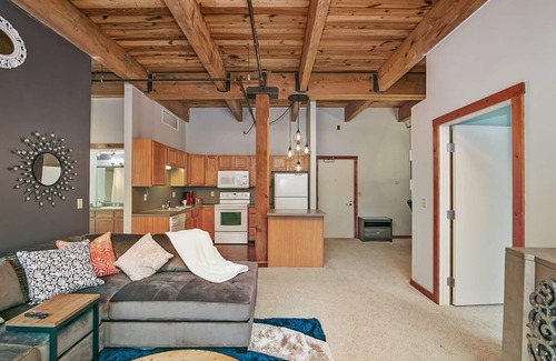 Grand Rapids Condo | 2 bedrooms Resort style condo with POOL and Jacuzzi, Roof Top. River Boardwalk