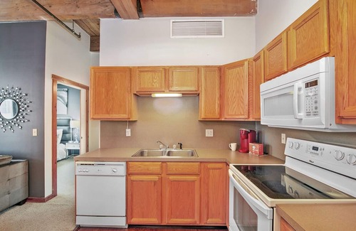 Grand Rapids Condo | 2 bedrooms Resort style condo with POOL and Jacuzzi, Roof Top. River Boardwalk