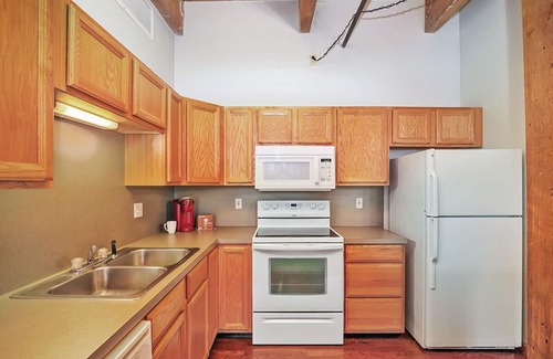 Grand Rapids Condo | 2 bedrooms Resort style condo with POOL and Jacuzzi, Roof Top. River Boardwalk