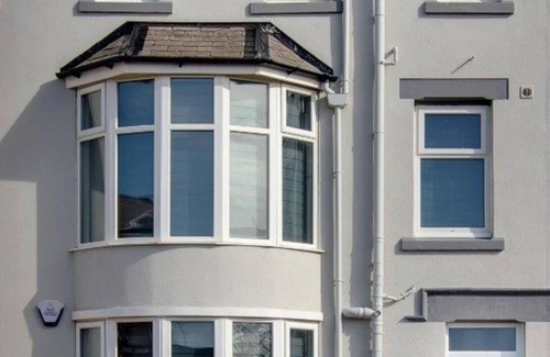 South Shore Apartment | 2 Bedrooms Sleeps 6 Near Top Blackpool Attractions