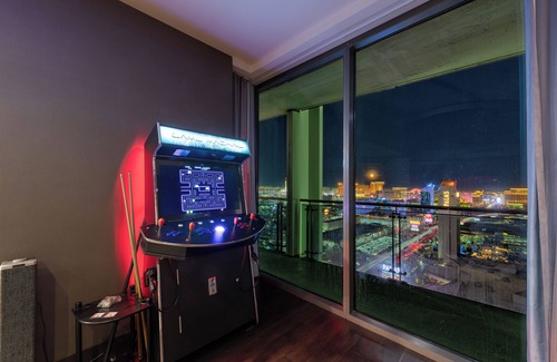 Las Vegas Condo | 2 Bedrooms- Stunning Strip View- Pool Table- Retro Arcade-3 King Beds-38th Floor