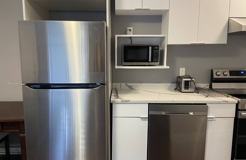 Surrey House | 2 Bedrooms suite close US border