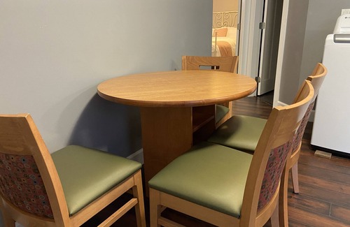Surrey House | 2 Bedrooms suite close US border