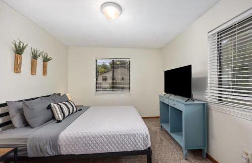 Rockford House | 2 Bella Vista Cottages near Cannonsburg w Parking