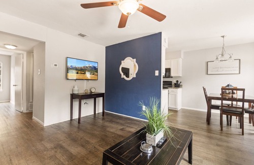 Central Arlington Apartment | 2 Blocks from AT&T Stadium ★ Comfy Beds ★ Inviting
