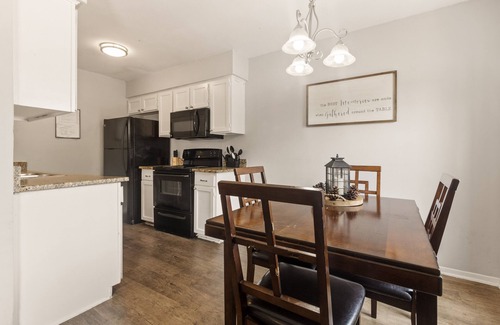 Central Arlington Apartment | 2 Blocks from AT&T Stadium ★ Comfy Beds ★ Inviting