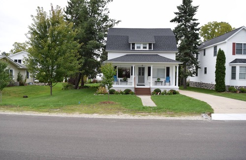 Elk Rapids House | 2 Blocks from Lake Michigan Beach with Kayaks & Bike Included