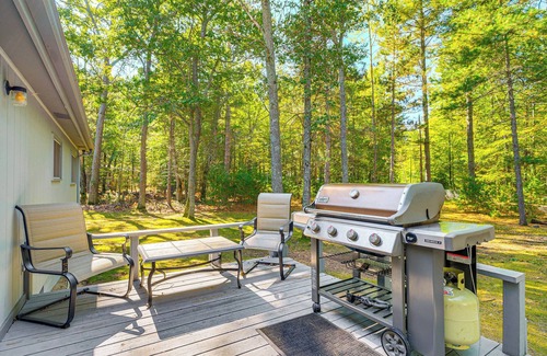 Higgins Lake Cottage | 2 Blocks to Boat Ramp: Higgins Lake House w/Grill