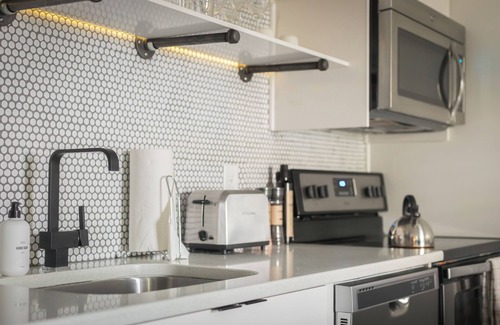 Rutledge Hill House | 2 Blocks to Broadway | 1BDR King Suite | SoBro