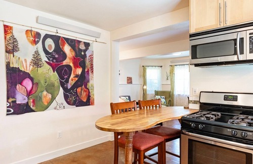 Sellwood-Moreland Apartment | 2 blocks to cafes &shops in SE Portland's Sellwood neighborhood