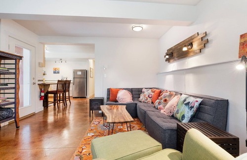 Sellwood-Moreland Apartment | 2 blocks to cafes &shops in SE Portland's Sellwood neighborhood