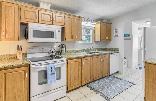 Harkers Island House | 2 Blocks to Crystal Coast: Family-Friendly Retreat