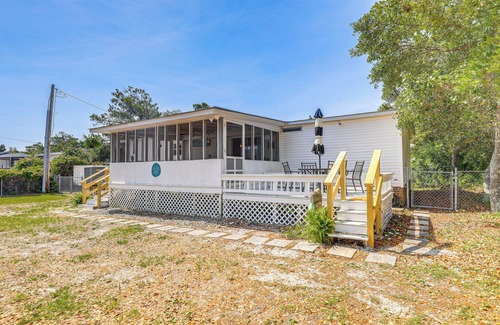 Harkers Island House | 2 Blocks to Crystal Coast: Family-Friendly Retreat