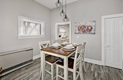 Prescott House | 2 blocks to Downtown Square !
