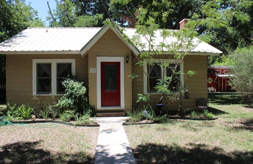 Martindale House | 2 blocks to historic downtown Martindale and 3 blocks to the river