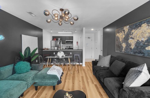 Northeast Virginia Beach Condo | 2-BR 1.5 blocks from beach w Pool!