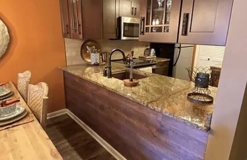 Chalet Village Condo | 2 BR/2 BA ♦️ Balcony ♦️ 3 Mi to Downtown Gatlinburg