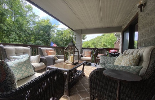 Chalet Village Condo | 2 BR/2 BA ♦️ Balcony ♦️ 3 Mi to Downtown Gatlinburg