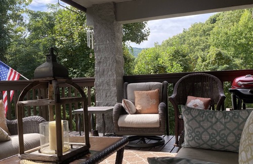 Chalet Village Condo | 2 BR/2 BA ♦️ Balcony ♦️ 3 Mi to Downtown Gatlinburg