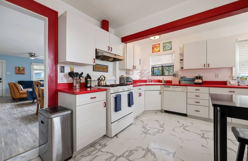 Townsite House | 2 br, 2 bth, fully fenced home - The Sunnyside Up Beach Cottage