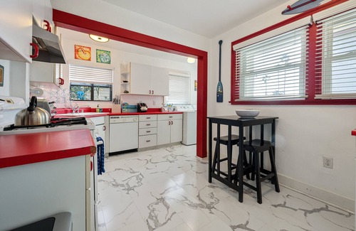 Townsite House | 2 br, 2 bth, fully fenced home - The Sunnyside Up Beach Cottage