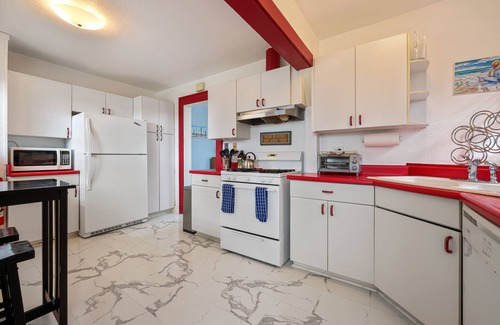 Townsite House | 2 br, 2 bth, fully fenced home - The Sunnyside Up Beach Cottage