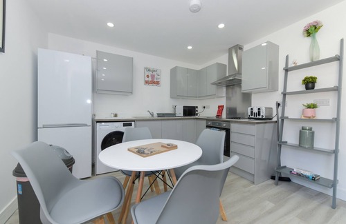 Gedling Apartment | 2-BR Apartment in Gedling, Close to City