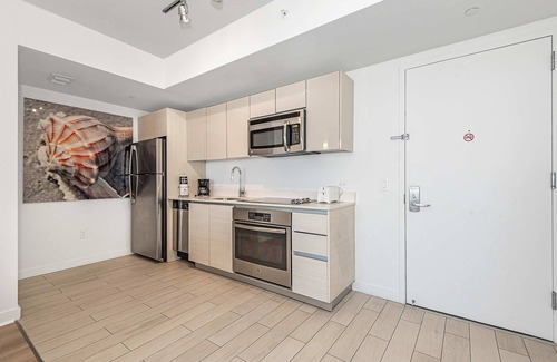 Hallandale Beach Apartment | 2 Br Apartment w/Balcony,Pool and Views