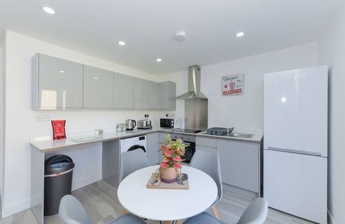 Gedling Apartment | 2-BR Apartment w/Parking Near Nottingham