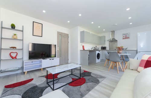 Gedling Apartment | 2-BR Apartment w/Parking Near Nottingham