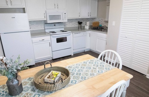 Gulfport Apartment | 2 Br Apt w/pool and fast Wi-fi